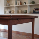 table à manger scandinave en teck massif extensible années 60 avec rallonges intégrées et piètement fuselé