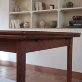 table à manger scandinave en teck massif extensible années 60 avec rallonges intégrées et piètement fuselé
