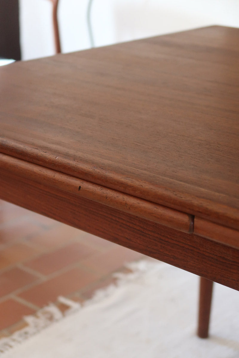 table à manger scandinave en teck massif extensible années 60 avec rallonges intégrées et piètement fuselé