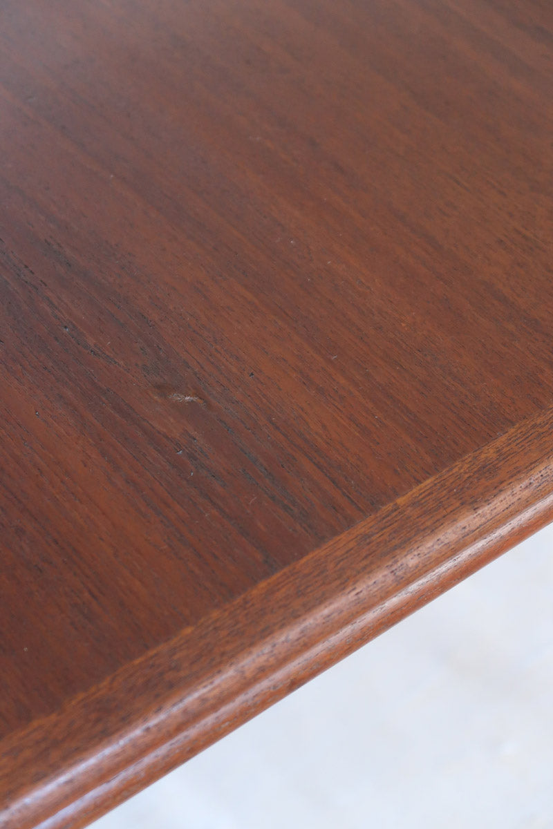 table à manger scandinave en teck massif extensible années 60 avec rallonges intégrées et piètement fuselé