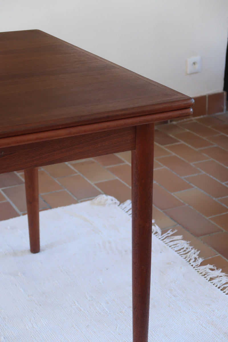table à manger scandinave en teck massif extensible années 60 avec rallonges intégrées et piètement fuselé