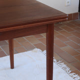 table à manger scandinave en teck massif extensible années 60 avec rallonges intégrées et piètement fuselé