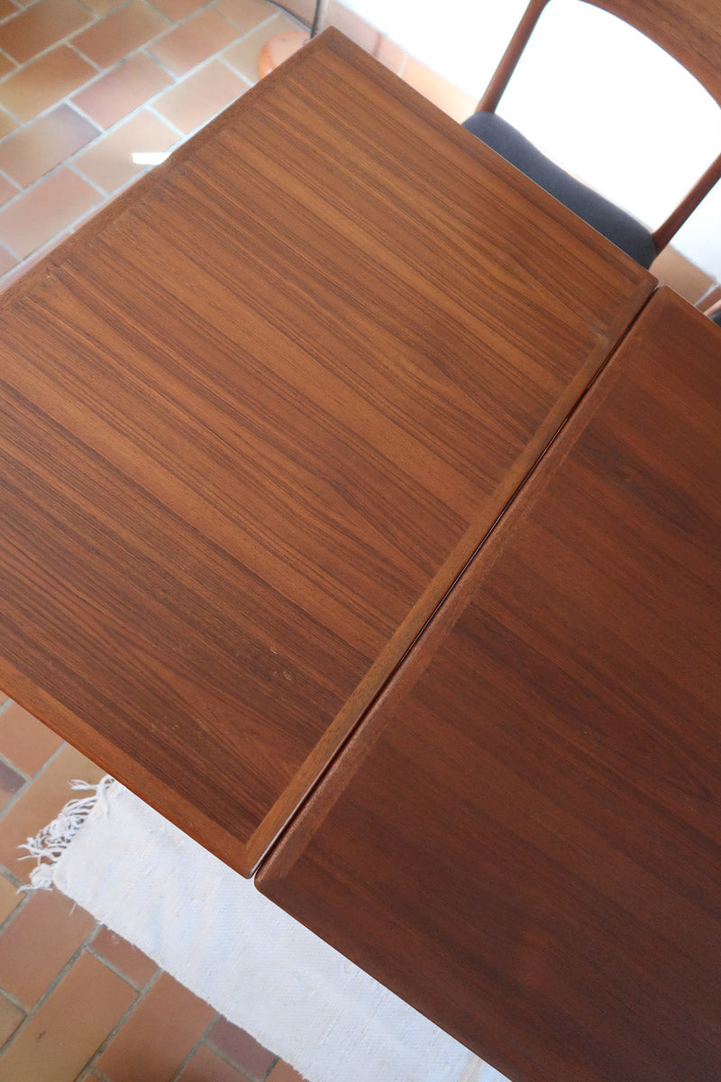 table à manger scandinave en teck massif extensible années 60 avec rallonges intégrées et piètement fuselé