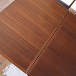 table à manger scandinave en teck massif extensible années 60 avec rallonges intégrées et piètement fuselé