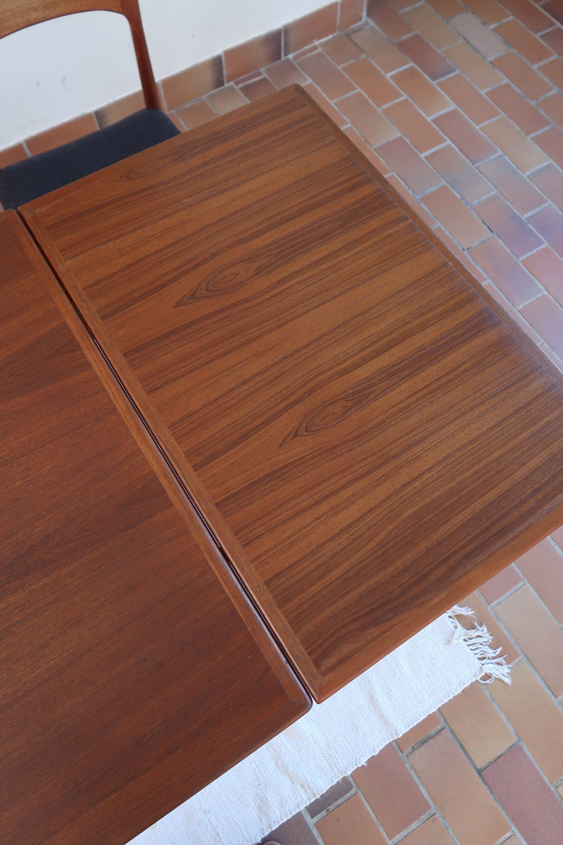 table à manger scandinave en teck massif extensible années 60 avec rallonges intégrées et piètement fuselé