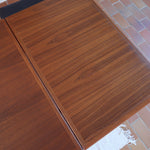 table à manger scandinave en teck massif extensible années 60 avec rallonges intégrées et piètement fuselé