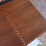 table à manger scandinave en teck massif extensible années 60 avec rallonges intégrées et piètement fuselé