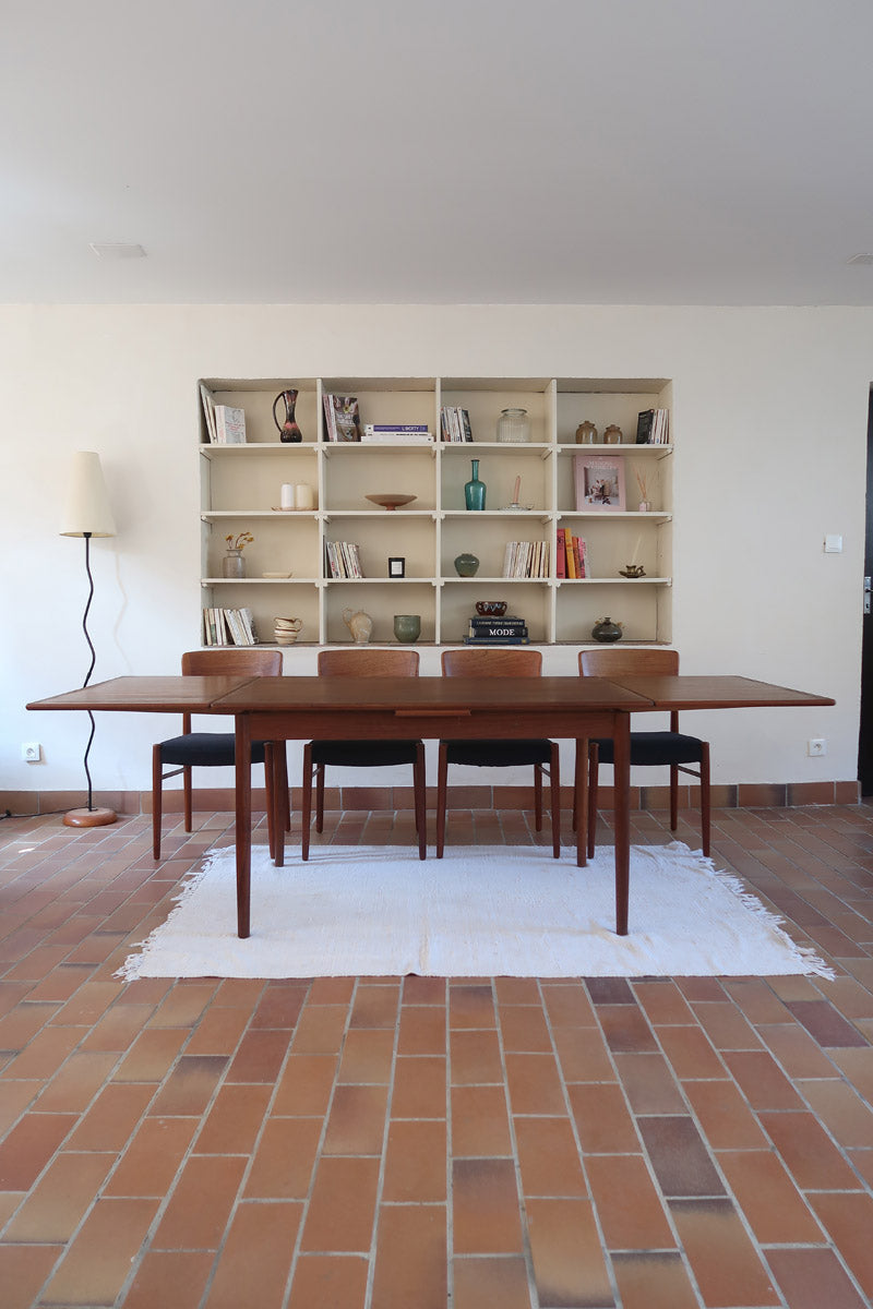 table à manger scandinave en teck massif extensible années 60 avec rallonges intégrées et piètement fuselé