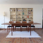 table à manger scandinave en teck massif extensible années 60 avec rallonges intégrées et piètement fuselé