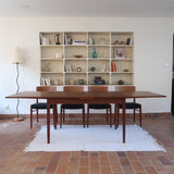 table à manger scandinave en teck massif extensible années 60 avec rallonges intégrées et piètement fuselé