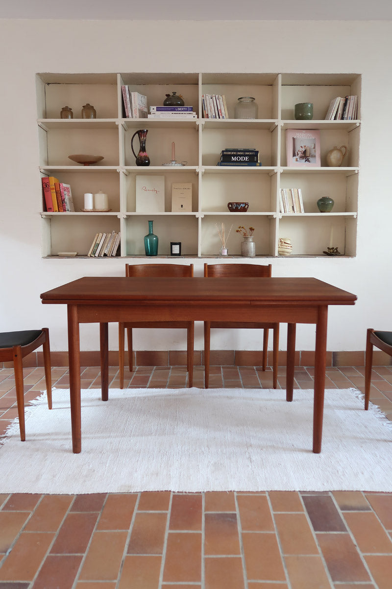 Table à manger scandinave extensible en teck, design danois des années 60, patine chaleureuse et traces du temps légères.
