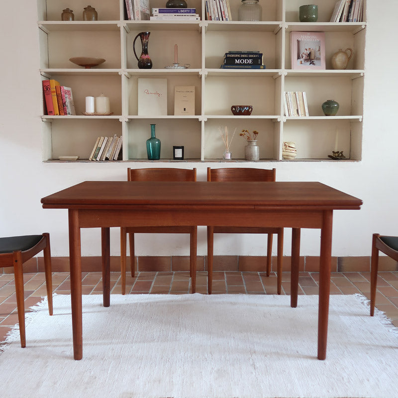 Table à manger scandinave extensible en teck, design danois des années 60, patine chaleureuse et traces du temps légères.
