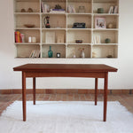 Table à manger scandinave extensible en teck, design danois des années 60, patine chaleureuse et traces du temps légères.
