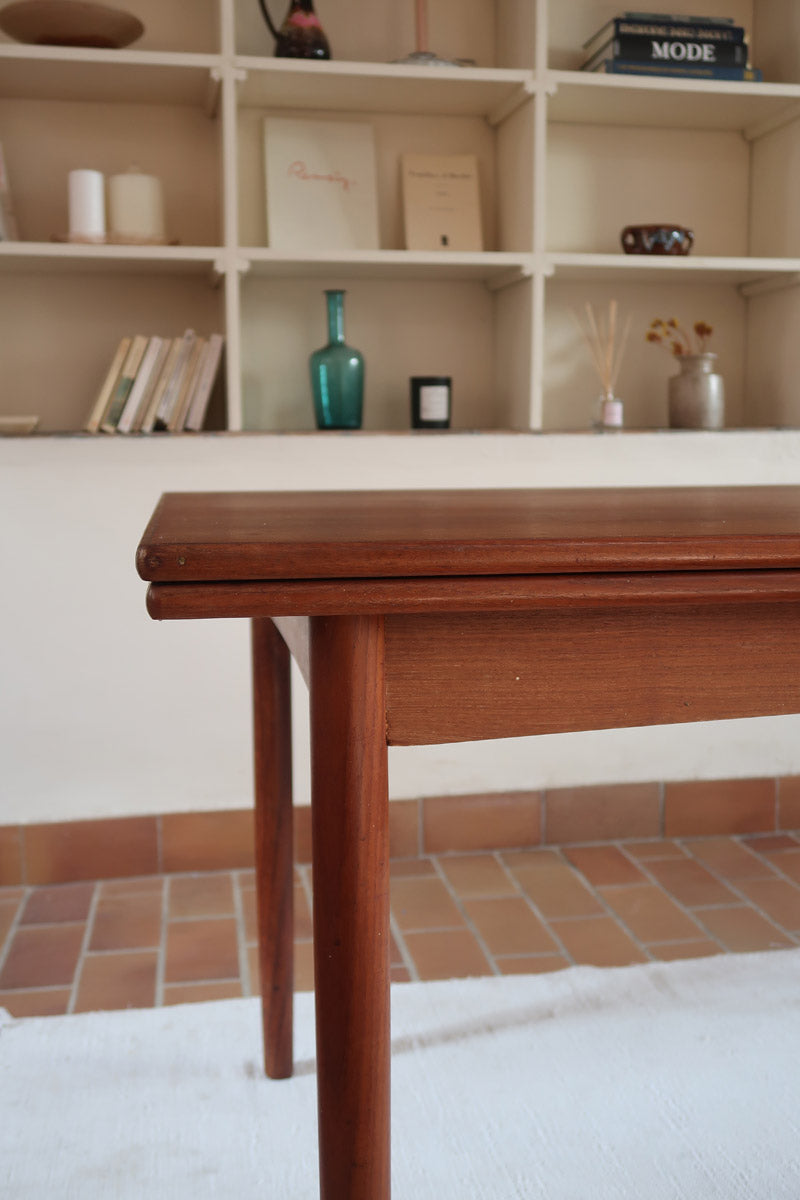 Table à manger scandinave extensible en teck, design danois des années 60, patine chaleureuse et traces du temps légères.
