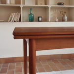 Table à manger scandinave extensible en teck, design danois des années 60, patine chaleureuse et traces du temps légères.
