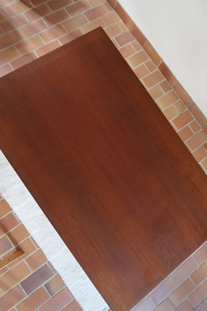 Table à manger scandinave extensible en teck, design danois des années 60, patine chaleureuse et traces du temps légères.
