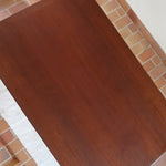 Table à manger scandinave extensible en teck, design danois des années 60, patine chaleureuse et traces du temps légères.
