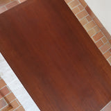 Table à manger scandinave extensible en teck, design danois des années 60, patine chaleureuse et traces du temps légères.
