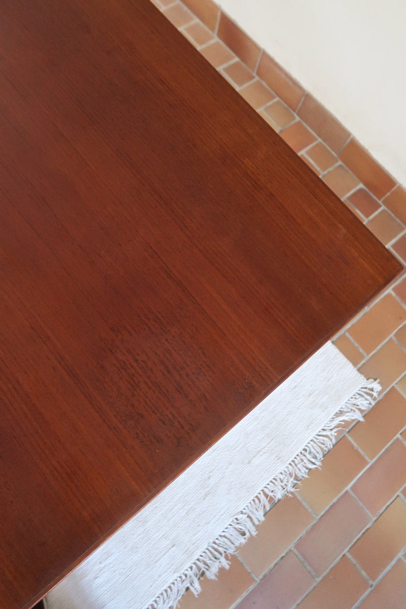 Table à manger scandinave extensible en teck, design danois des années 60, patine chaleureuse et traces du temps légères.
