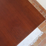 Table à manger scandinave extensible en teck, design danois des années 60, patine chaleureuse et traces du temps légères.
