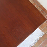 Table à manger scandinave extensible en teck, design danois des années 60, patine chaleureuse et traces du temps légères.
