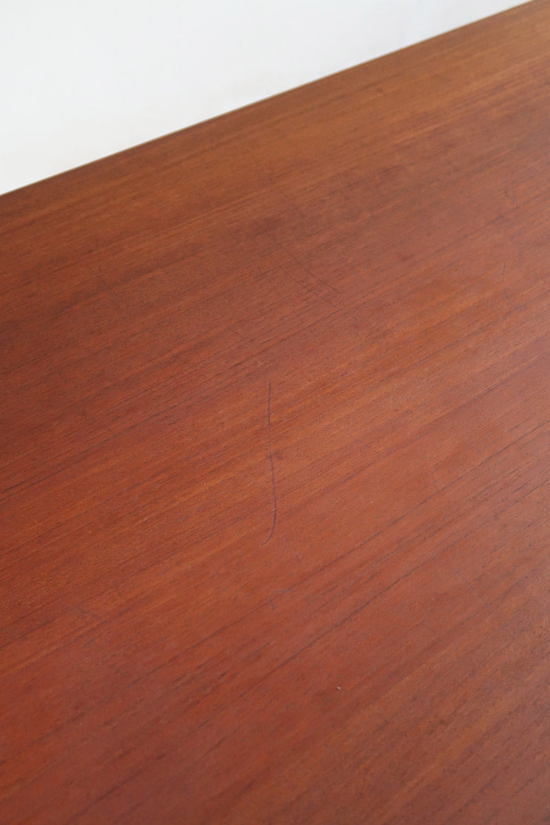 Table à manger scandinave extensible en teck, design danois des années 60, patine chaleureuse et traces du temps légères.
