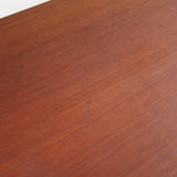 Table à manger scandinave extensible en teck, design danois des années 60, patine chaleureuse et traces du temps légères.
