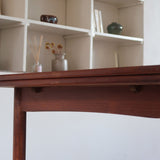 Table à manger scandinave extensible en teck, design danois des années 60, patine chaleureuse et traces du temps légères.
