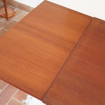 Table à manger scandinave extensible en teck, design danois des années 60, patine chaleureuse et traces du temps légères.
