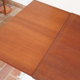 Table à manger scandinave extensible en teck, design danois des années 60, patine chaleureuse et traces du temps légères.
