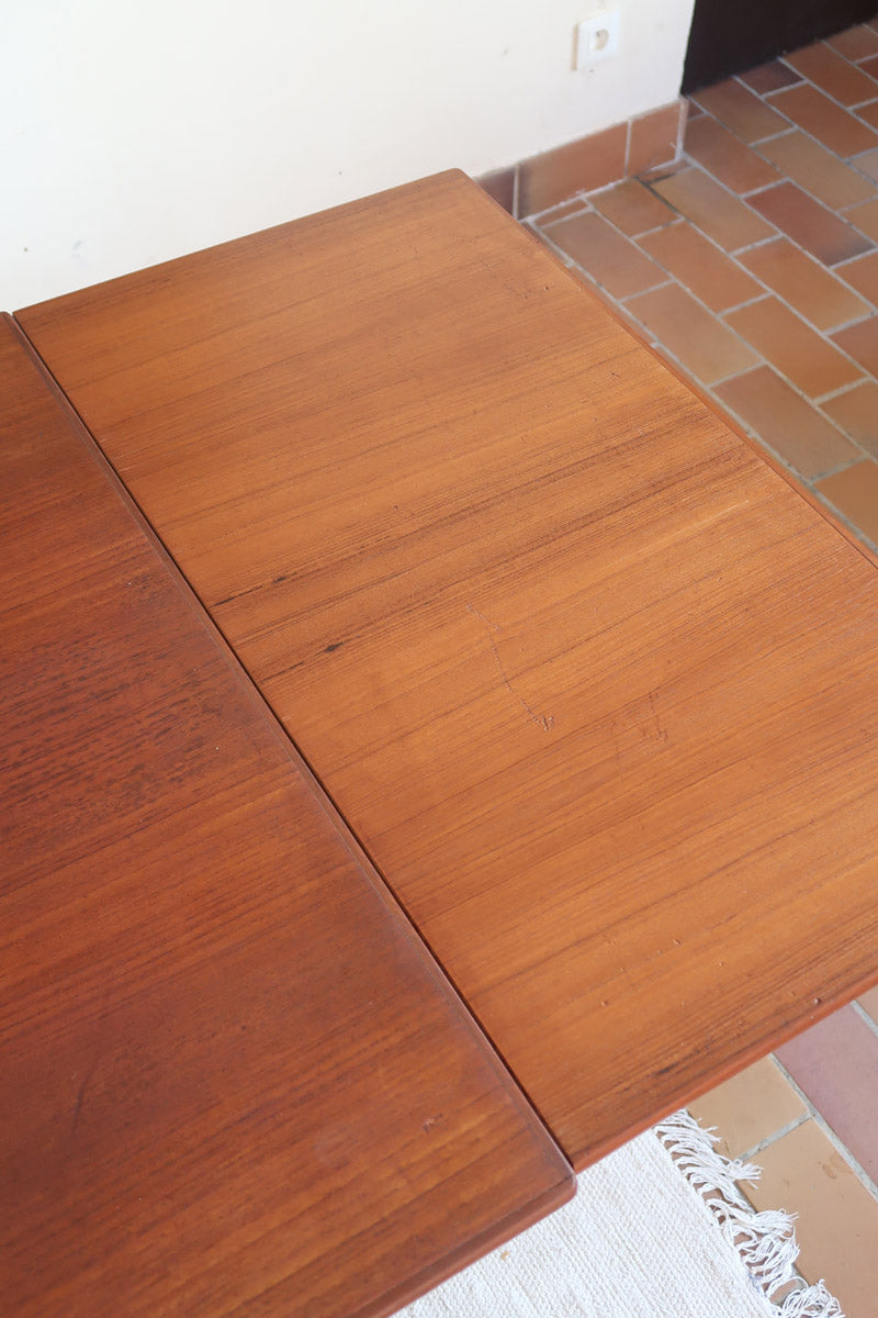 Table à manger scandinave extensible en teck, design danois des années 60, patine chaleureuse et traces du temps légères.
