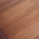 Table à manger scandinave extensible en teck, design danois des années 60, patine chaleureuse et traces du temps légères.
