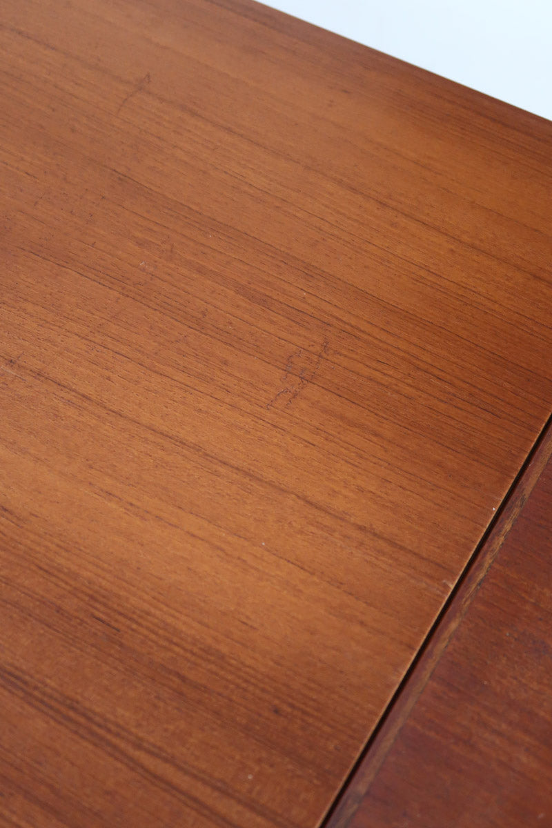 Table à manger scandinave extensible en teck, design danois des années 60, patine chaleureuse et traces du temps légères.
