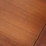 Table à manger scandinave extensible en teck, design danois des années 60, patine chaleureuse et traces du temps légères.
