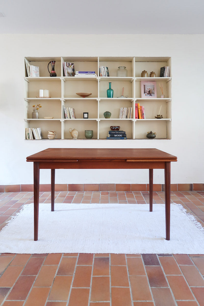 table à manger scandinave en teck massif extensible années 60 avec chants arrondis et piètement fuselé
