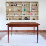 table à manger scandinave en teck massif extensible années 60 avec chants arrondis et piètement fuselé