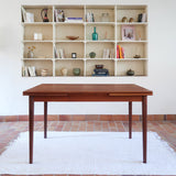 table à manger scandinave en teck massif extensible années 60 avec chants arrondis et piètement fuselé