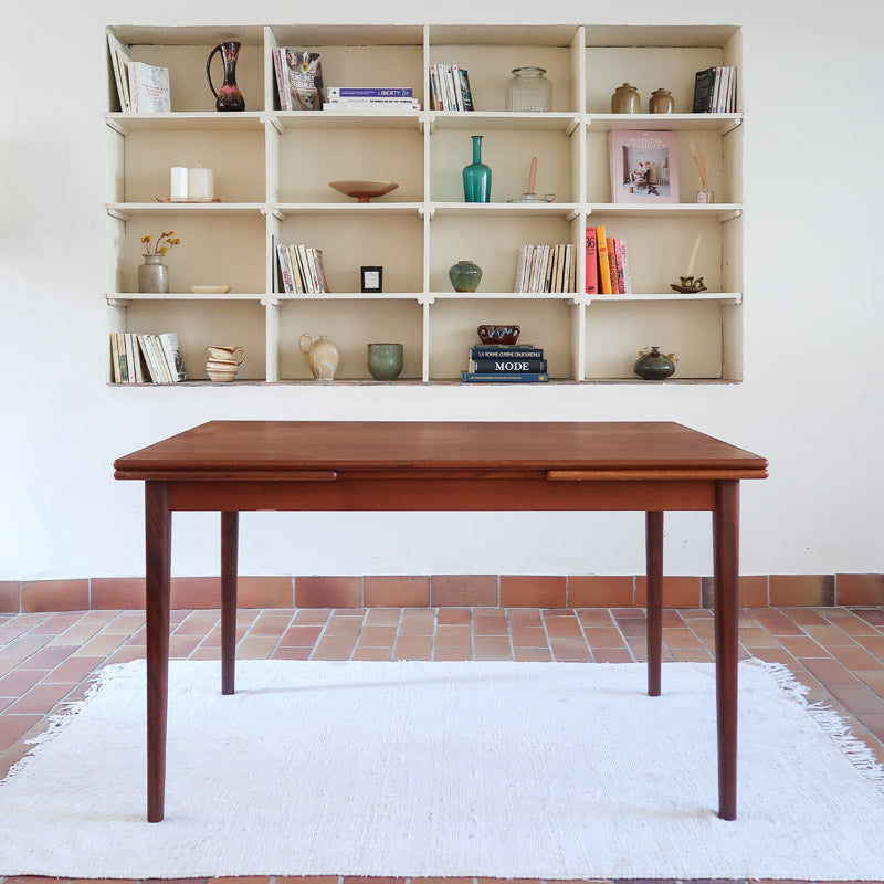 table à manger scandinave en teck massif extensible années 60 avec chants arrondis et piètement fuselé