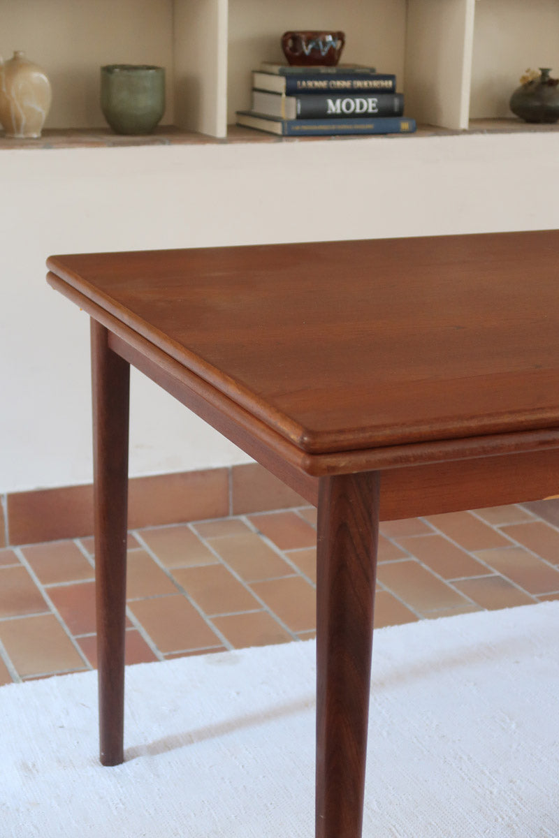 table à manger scandinave en teck massif extensible années 60 avec chants arrondis et piètement fuselé