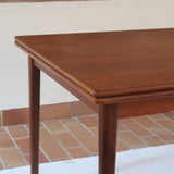 table à manger scandinave en teck massif extensible années 60 avec chants arrondis et piètement fuselé