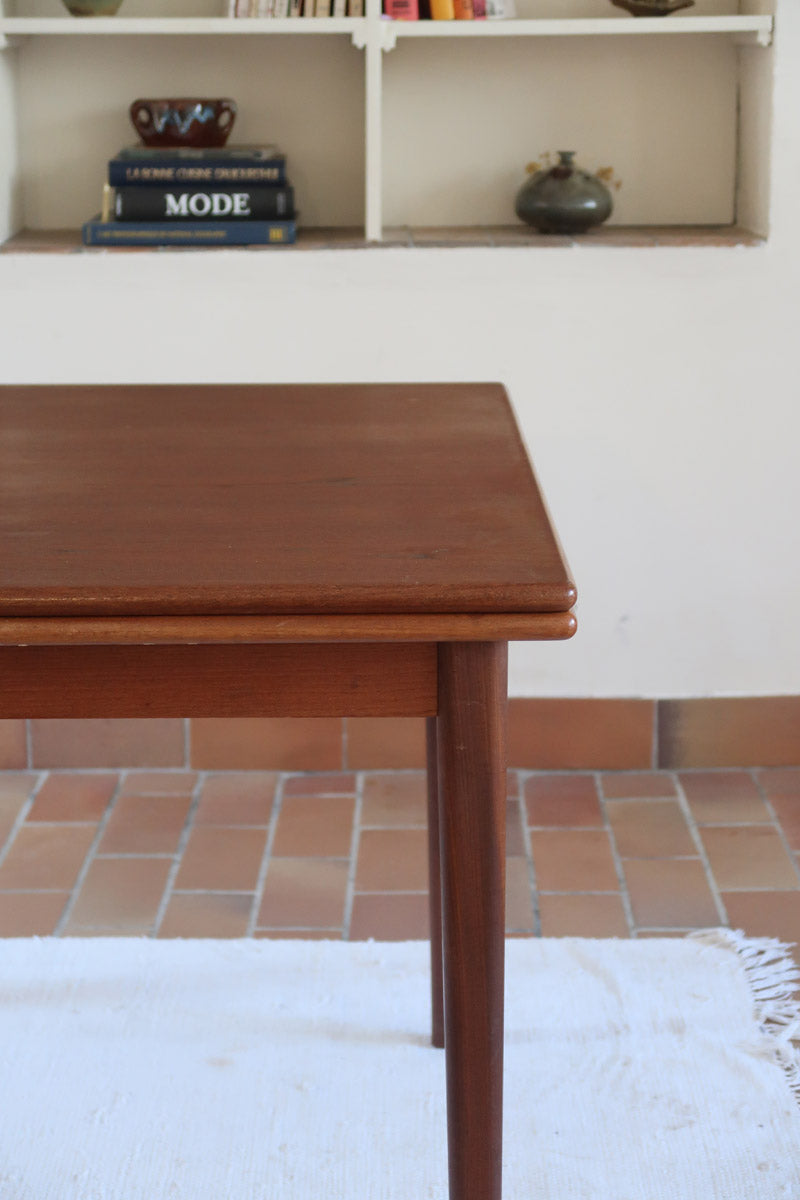 table à manger scandinave en teck massif extensible années 60 avec chants arrondis et piètement fuselé