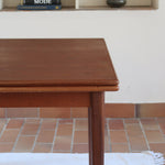 table à manger scandinave en teck massif extensible années 60 avec chants arrondis et piètement fuselé