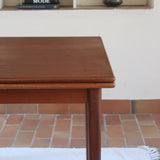 table à manger scandinave en teck massif extensible années 60 avec chants arrondis et piètement fuselé
