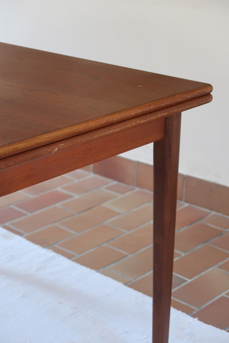 table à manger scandinave en teck massif extensible années 60 avec chants arrondis et piètement fuselé