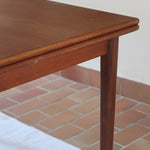 table à manger scandinave en teck massif extensible années 60 avec chants arrondis et piètement fuselé