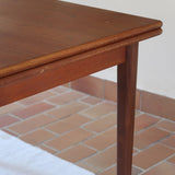 table à manger scandinave en teck massif extensible années 60 avec chants arrondis et piètement fuselé