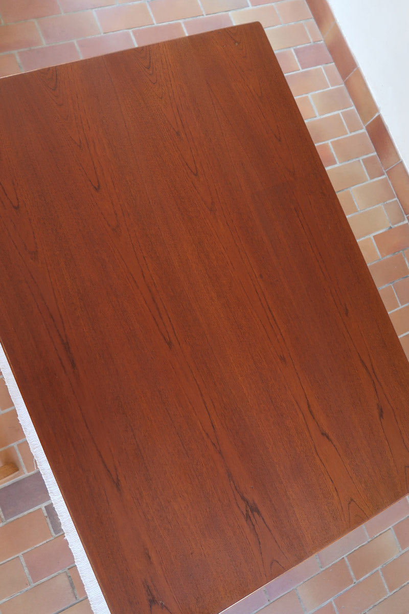 table à manger scandinave en teck massif extensible années 60 avec chants arrondis et piètement fuselé