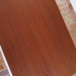 table à manger scandinave en teck massif extensible années 60 avec chants arrondis et piètement fuselé