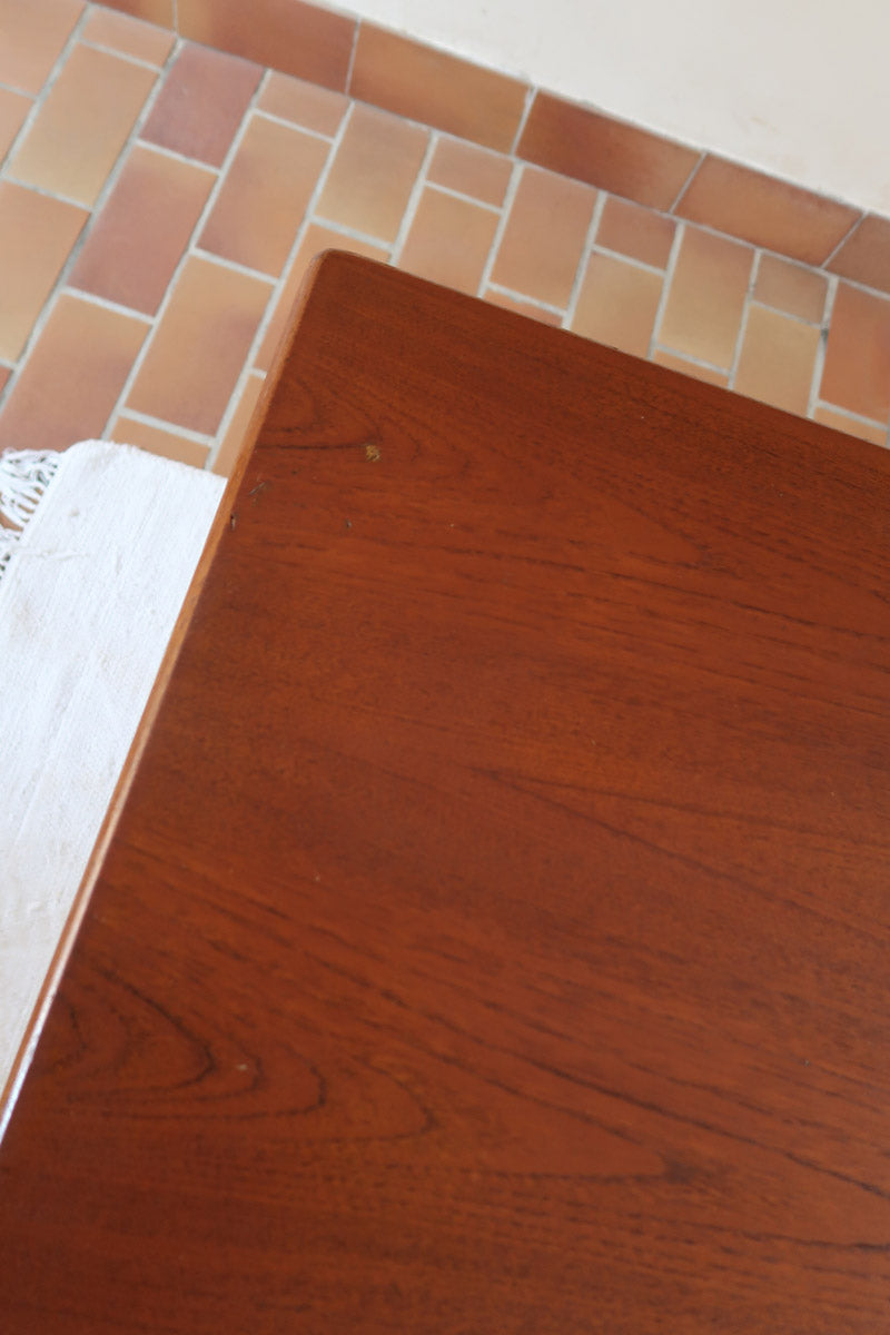 table à manger scandinave en teck massif extensible années 60 avec chants arrondis et piètement fuselé