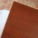 table à manger scandinave en teck massif extensible années 60 avec chants arrondis et piètement fuselé
